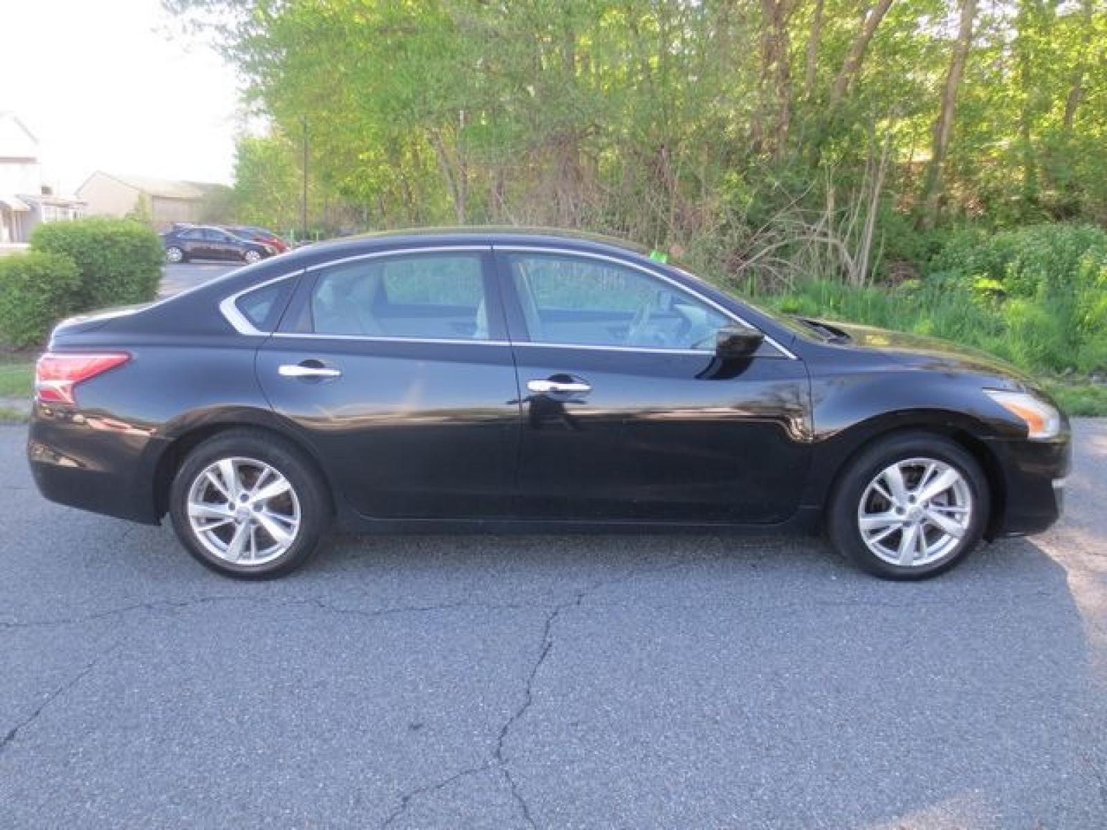 2013 Black /Beige Nissan Altima SV (1N4AL3AP7DN) with an 2.5L L4 DOHC 16V engine, Automatic transmission, located at 270 US Route 6, Mahopac, NY, 10541, (845) 621-0895, 41.349022, -73.755280 - Photo #10